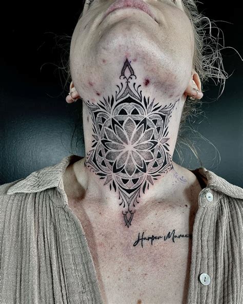 tatuajes en la garganta pequeos|Ideas de tatuajes en la garganta para lucir con estilo